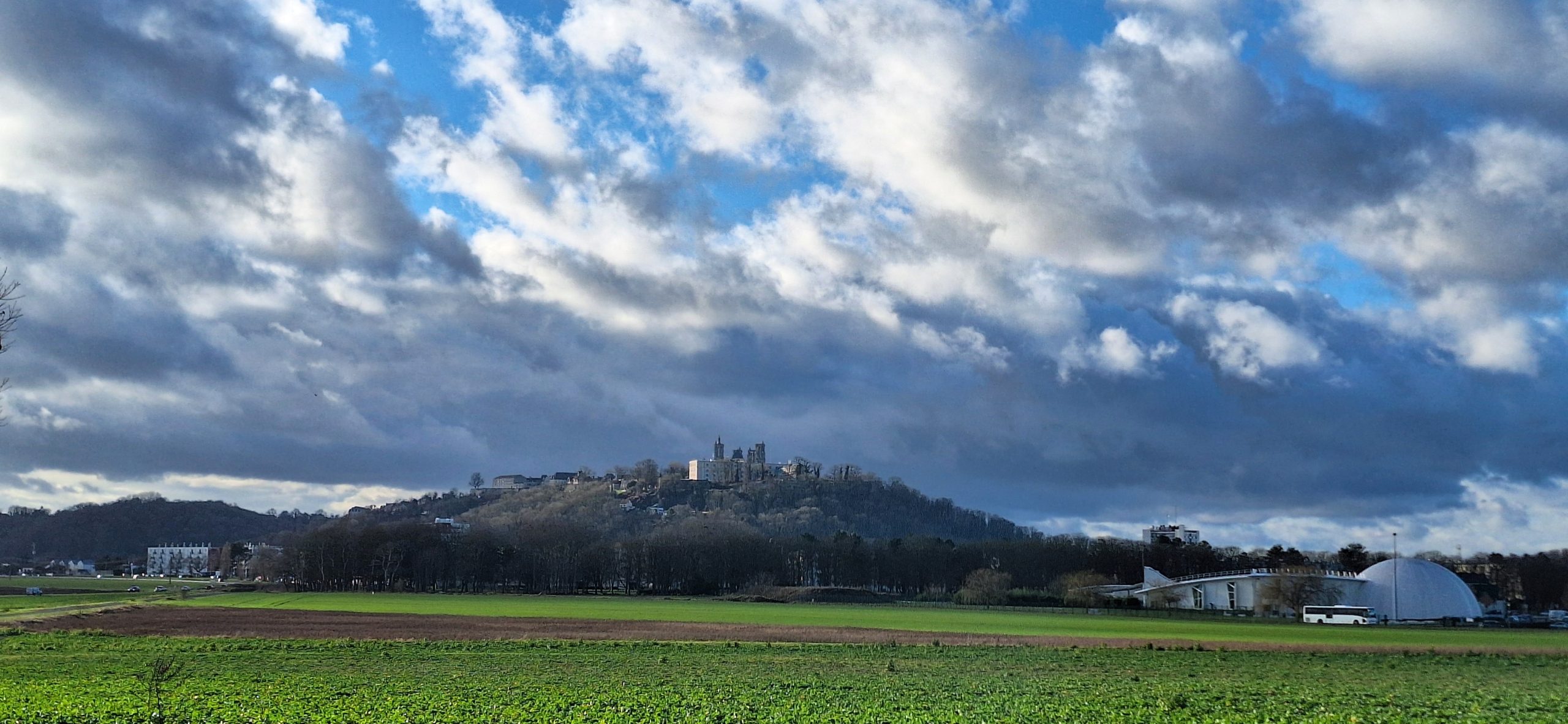 La montagne couronnée